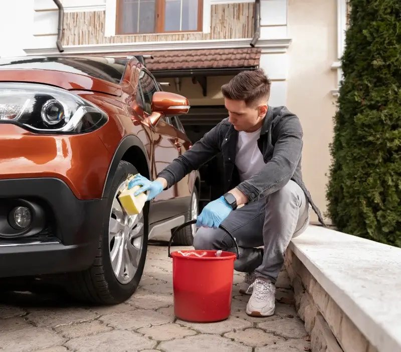 Lavage auto à domicile Sain-Bel : professionnel intervenant sur un véhicule